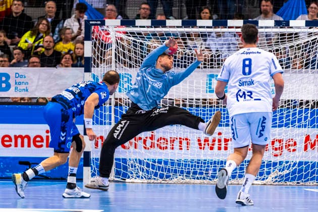 DAIKIN Handball Bundesliga TVB Stuttgart vs TBV Lemgo Lippe 29 03 2026 Stuttgart, GERMANY 29 March 2026 Constantin Möstl TBV Lemgo Lippe, 1 saves the 7 meter shot from Kai Häfner TVB Stuttgart, 34 during the match between TVB Stuttgart and TBV Lemgo Lippe on matchday 26 of the Daikin Handball Bundesliga at the Porsche Arena Copyright: xBEAUTIFULxSPORTS Steinx