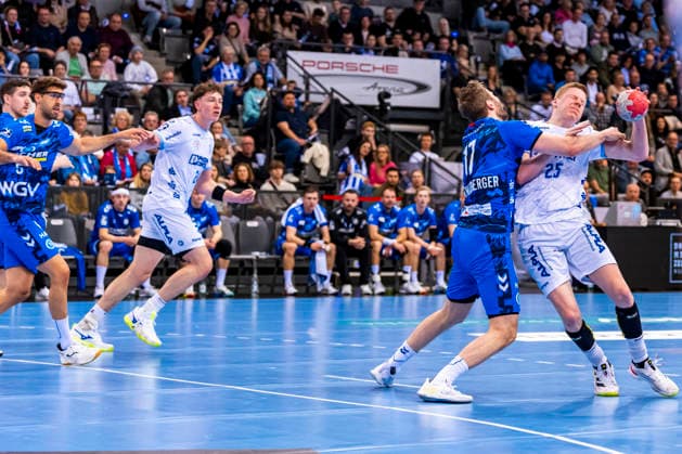 DAIKIN Handball Bundesliga TVB Stuttgart vs TBV Lemgo Lippe 29 03 2026 Stuttgart, GERMANY 29 March 2026 Samuel Röthlisberger TVB Stuttgart, 17 in a duel against Nils Gerades Versteijnen TBV Lemgo Lippe, 25 during the match between TVB Stuttgart and TBV Lemgo Lippe on matchday 26 of the Daikin Handball Bundesliga at the Porsche Arena Copyright: xBEAUTIFULxSPORTS Steinx