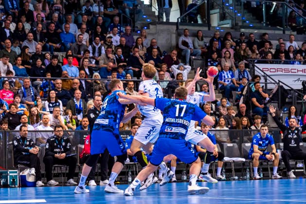 DAIKIN Handball Bundesliga TVB Stuttgart vs TBV Lemgo Lippe 29 03 2026 Stuttgart, GERMANY 29 March 2026 Samuel Röthlisberger TVB Stuttgart, 17 and Lenny Rubin TVB Stuttgart, 44 defend against Lukas Hutecek TBV Lemgo Lippe, 2 and Nils Gerades Versteijnen TBV Lemgo Lippe, 25 during the match between TVB Stuttgart and TBV Lemgo Lippe on matchday 26 of the Daikin Handball Bundesliga at the Porsche Arena Copyright: xBEAUTIFULxSPORTS Steinx