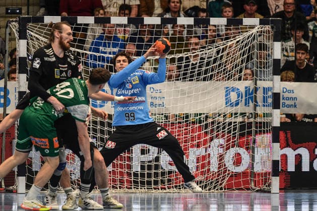 DAIKIN HBL Bundesliga Frisch Auf Göppingen HC Erlangen Göppingen, 29 03 2026 Elias Newels throw FRISCH AUF Göppingen, 40 is no problem for Herceg HC Erlangen, 99 Göppingen, 29 03 2026, 26 Matchday of the DAIKIN Handball Bundesliga, Frisch Auf Göppingen HC Erlangen EWS Arena, Göppingen Copyright: xBEAUTIFULxSPORTS Märklx