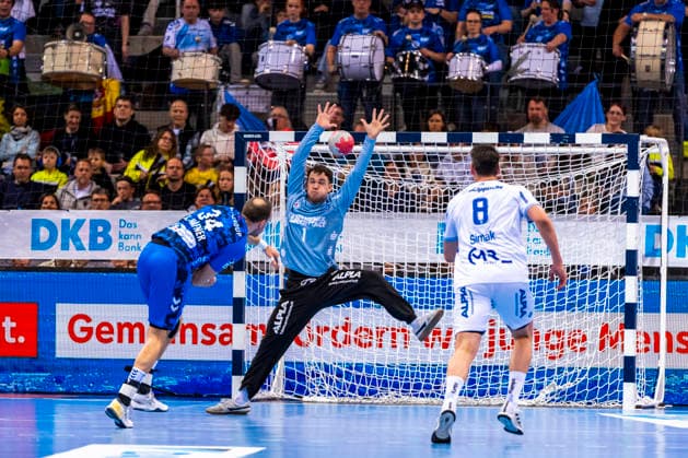 DAIKIN Handball Bundesliga TVB Stuttgart vs TBV Lemgo Lippe 29 03 2026 Stuttgart, GERMANY 29 March 2026 Constantin Möstl TBV Lemgo Lippe, 1 holds the 7 meter from Kai Häfner TVB Stuttgart, 34 during the match between TVB Stuttgart and TBV Lemgo Lippe on matchday 26 of the Daikin Handball Bundesliga at the Porsche Arena Copyright: xBEAUTIFULxSPORTS Steinx