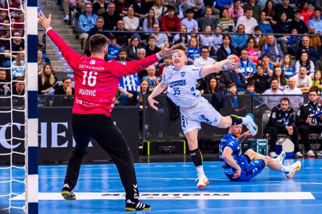 DAIKIN Handball Bundesliga TVB Stuttgart vs TBV Lemgo Lippe 29 03 2026 Stuttgart, GERMANY 29 March 2026 Jarnes Faust TBV Lemgo Lippe, 35 vs Miljan Vujovic TVB Stuttgart, 16 during the match between TVB Stuttgart and TBV Lemgo Lippe on matchday 26 of the Daikin Handball Bundesliga at the Porsche Arena Copyright: xBEAUTIFULxSPORTS Steinx
