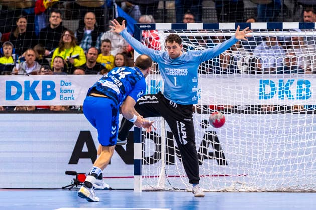 DAIKIN Handball Bundesliga TVB Stuttgart vs TBV Lemgo Lippe 29 03 2026 Stuttgart, GERMANY 29 March 2026 Kai Häfner TVB Stuttgart, 34 converts the 7 meter to score against Constantin Möstl TBV Lemgo Lippe, 1 during the match between TVB Stuttgart and TBV Lemgo Lippe on matchday 26 of the Daikin Handball Bundesliga at the Porsche Arena Copyright: xBEAUTIFULxSPORTS Steinx