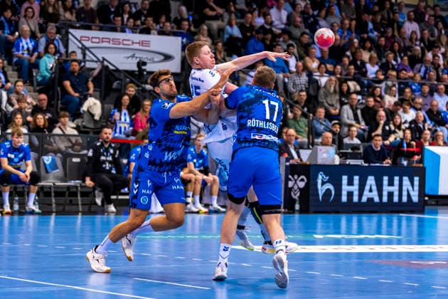 DAIKIN Handball Bundesliga TVB Stuttgart vs TBV Lemgo Lippe 29 03 2026 Stuttgart, GERMANY 29 March 2026 Antonio Serradilla TVB Stuttgart, 5 and Samuel Röthlisberger TVB Stuttgart, 17 defend against Nils Gerades Versteijnen TBV Lemgo Lippe, 25 during the match between TVB Stuttgart and TBV Lemgo Lippe on matchday 26 of the Daikin Handball Bundesliga at the Porsche Arena Copyright: xBEAUTIFULxSPORTS Steinx