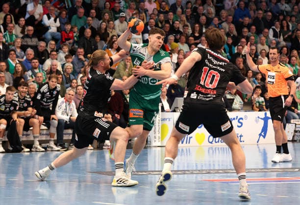 29 03 2026, Germany, Göppingen, Handball DAIKIN HBL, FRISCH AUF Göppingen vs HC Erlangen, f l Maciej Gebala HC , Elias Newel FAG , Florian Scheerer HC