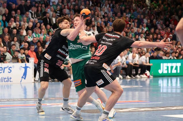 29 03 2026, Germany, Göppingen, Handball DAIKIN HBL, FRISCH AUF Göppingen vs HC Erlangen, f l Tobias Buck HC , Oskar Neudeck FAG , Florian Scheerer HC