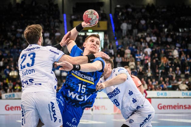 Simone Mengon TVB Stuttgart, 15 between Tim Suton TBV Lemgo Lippe, 23 and Hendrik Wagner TBV Lemgo Lippe, 28 GER, TVB Stuttgart TBV Lemgo Lippe, DAIKIN HBL, Handball, Bundesliga, 26 Matchday, Season 2025 2026, 29 03 2026 GER, TVB Stuttgart TBV Lemgo Lippe, DAIKIN HBL, Handball, Bundesliga, 26 Matchday, Season 2025 2026, 29 03 2026 Stuttgart Copyright: xSandyxDinkelackerx EP_SDR