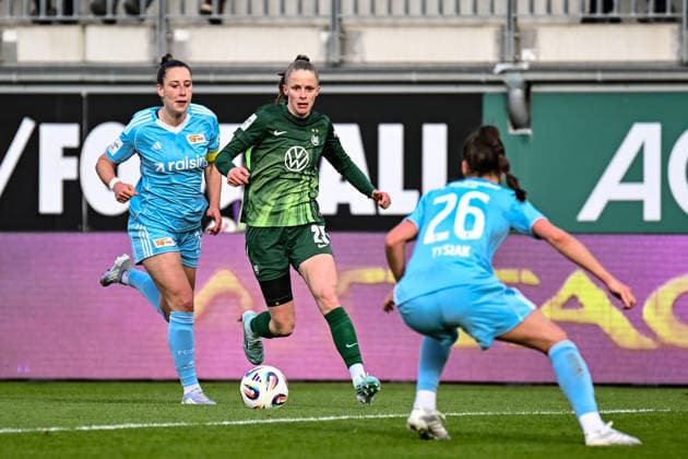 Soccer I Women I Season 2025 2026 I Bundesliga I 22 Matchday I VfL Wolfsburg 1 FC Union Berlin I 29 03 2026 Anna Weiß 21, 1 FC Union Berlin follows Vivien Endemann 25, VfL Wolfsburg , Amber Tysiak 26, 1 FC Union Berlin provides the running path to Wolfsburg AOK Stadion Niedersachsen Germany Copyright: xLobeca InesxHähnelx