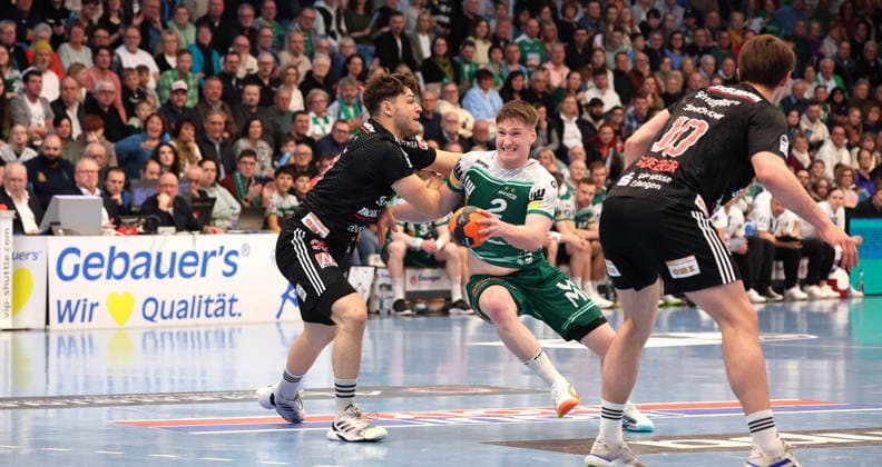 29 03 2026, Germany, Göppingen, Handball DAIKIN HBL, FRISCH AUF Göppingen vs HC Erlangen, f l Tobias Buck HC , Oskar Neudeck FAG , Florian Scheerer HC