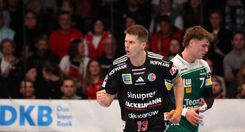 29 03 2026, Germany, Göppingen, Handball DAIKIN HBL, FRISCH AUF Göppingen vs HC Erlangen, f l Viggo Kristjansson HC celebrates, Viktor Klöve FAG disappointed