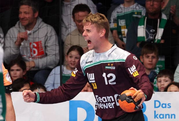 29 03 2026, Germany, Göppingen, Handball DAIKIN HBL, FRISCH AUF Göppingen vs HC Erlangen, Kristian Saeveras FAG cheers, Cheers