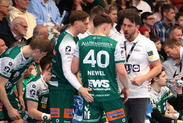 29 03 2026, Germany, Göppingen, Handball DAIKIN HBL, FRISCH AUF Göppingen vs HC Erlangen, FAG coach Ben Matschke gives Elias Newel FAG instructions