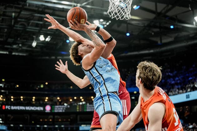 Germany easyCredit BBL, Main Round 2025 26, 22 Matchday Veolia Towers Hamburg vs FC Bayern Munich Basketball Barclays Arena Hamburg Zacharie Perrin Veolia Towers Hamburg, 52 , Johannes Voigtmann FC Bayern Munich Basketball, 7 , Justinian Jessup FC Bayern Munich Basketball, 10 Copyright: xStefanxTrochax