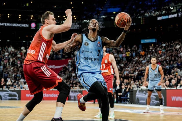 Germany easyCredit BBL, Main Round 2025 26, 22 Matchday Veolia Towers Hamburg vs FC Bayern München Basketball Barclays Arena Hamburg Leonard Thorpe Jr Veolia Towers Hamburg, 2 , Johannes Voigtmann FC Bayern München Basketball, 7 , Andreas Obst FC Bayern München Basketball, 13 , Kenneth Ogbe Veolia Towers Hamburg, 25 Copyright: xStefanxTrochax