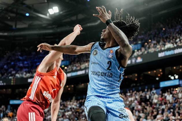 Germany easyCredit BBL, Main Round 2025 26, 22 Matchday Veolia Towers Hamburg vs FC Bayern Munich Basketball Barclays Arena Hamburg Leonard Thorpe Jr Veolia Towers Hamburg, 2 , Johannes Voigtmann FC Bayern Munich Basketball, 7 Copyright: xStefanxTrochax