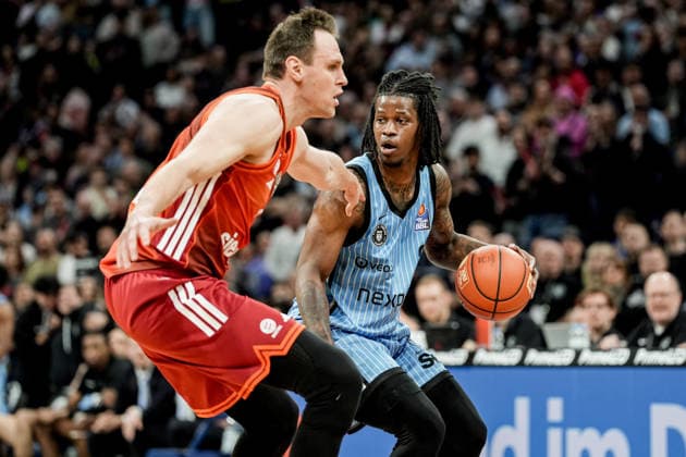 Germany easyCredit BBL, Main Round 2025 26, 22 Matchday Veolia Towers Hamburg vs FC Bayern Munich Basketball Barclays Arena Hamburg Leonard Thorpe Jr Veolia Towers Hamburg, 2 , Johannes Voigtmann FC Bayern Munich Basketball, 7 Copyright: xStefanxTrochax