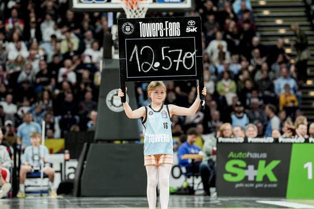Germany easyCredit BBL, Main Round 2025 26, 22 Matchday Veolia Towers Hamburg vs FC Bayern Munich Basketball Barclays Arena Hamburg Spectator 12579 presented by a small fan, Towers Fans Copyright: xStefanxTrochax