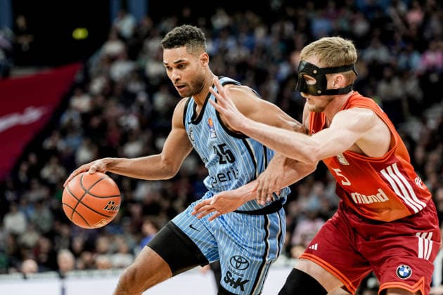 Germany easyCredit BBL, Main Round 2025 26, 22 Matchday Veolia Towers Hamburg vs FC Bayern Munich Basketball Barclays Arena Hamburg Kenneth Ogbe Veolia Towers Hamburg, 25 , Niels Giffey FC Bayern Munich Basketball, 5 Copyright: xStefanxTrochax