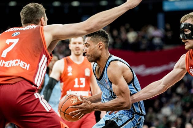 Germany easyCredit BBL, Main Round 2025 26, 22 Matchday Veolia Towers Hamburg vs FC Bayern München Basketball Barclays Arena Hamburg Kenneth Ogbe Veolia Towers Hamburg, 25 , Andreas Obst FC Bayern München Basketball, 13 , Johannes Voigtmann FC Bayern München Basketball, 7 , Niels Giffey FC Bayern München Basketball, 5 Copyright: xStefanxTrochax