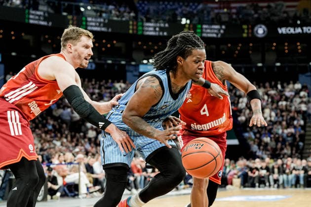 Germany easyCredit BBL, Main Round 2025 26, 22 Matchday Veolia Towers Hamburg vs FC Bayern Munich Basketball Barclays Arena Hamburg Leonard Thorpe Jr Veolia Towers Hamburg, 2 , Andreas Obst FC Bayern Munich Basketball, 13 , Xavier Rathan Mayes FC Bayern Munich Basketball, 4 Copyright: xStefanxTrochax