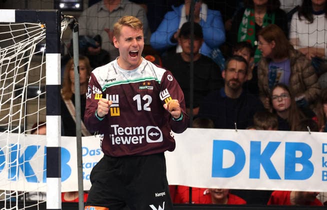 29 03 2026, Germany, Göppingen, Handball DAIKIN HBL, FRISCH AUF Göppingen vs HC Erlangen, Kristian Saeveras FAG cheers, Cheers