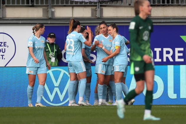 VfL vs Berlin, BL Women Wolfsburg, 29 03 2026, Football, Women, Google Pixel Bundesliga, Season 2025 2026, VfL Wolfsburg vs FC Union Berlin,Tanja Pawollek Union Berlin cheers with the team after her goal for 1 3 AOK Stadion Niedersachsen Germany