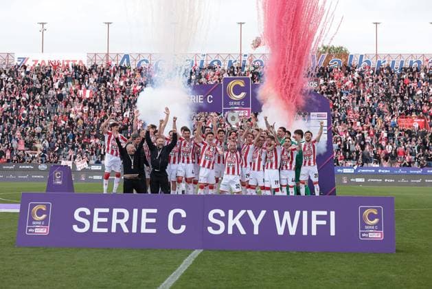 L.R. Vicenza s players celebrate their victory at the end of the match during the match of 34th day of the Serie B Championship between L.R. Vicenza vs Union Brescia at the Romeo Menti Stadium on 29 March 2026 in Vicenza, VI.  Copyright: xEmanuelexPennacchio IPAxSportx xipa-agency.netx xx IPA_73606540 IPA_Agency_IPA73606540