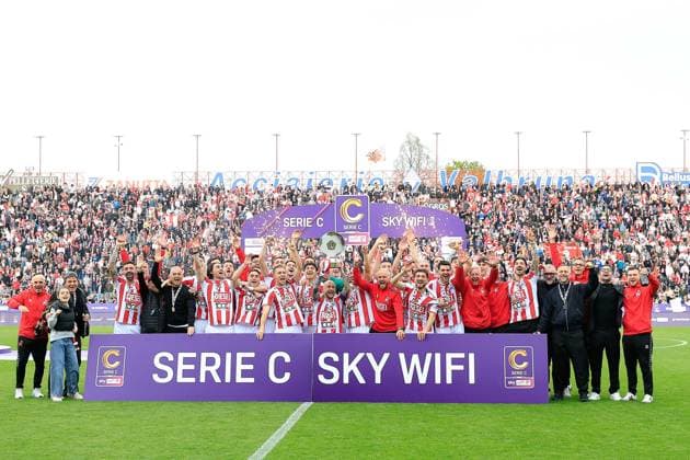 L.R. Vicenza s players celebrate their victory at the end of the match during the match of 34th day of the Serie B Championship between L.R. Vicenza vs Union Brescia at the Romeo Menti Stadium on 29 March 2026 in Vicenza, VI.  Copyright: xEmanuelexPennacchio IPAxSportx xipa-agency.netx xx IPA_73606546 IPA_Agency_IPA73606546