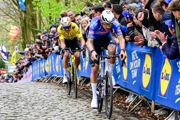 In Flanders Fields From Middelkerke to Wevelgem 2026 Cycling Race WEVELGEM, BELGIUM - MARCH 29 : VAN AERT Wout of Team Visma Lease a Bike, VAN DER POEL Mathieu of Alpecin Premier Tech in the escape pack during the 88th edition of In Flanders Fields From Middelkerke to Wevelgem an UCI World Tour 1.UWT one day cycling road race for Men Elite of 240 km with start in Middelkerke and finish in Wevelgem on March 29, 2026 in Wevelgem, Belgium, 29 03 2026 ( Motordriver Guy De Vuyst - Wevelgem Belgium  Copyright: xJanxDexMeuleneirx