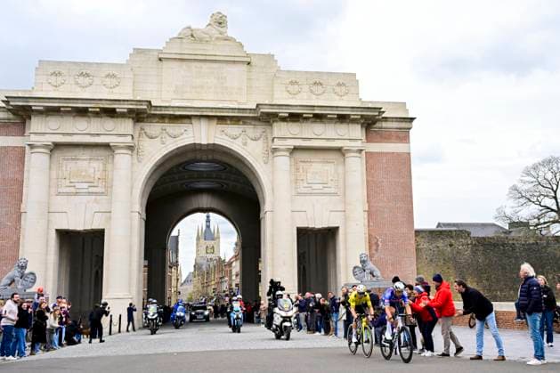 In Flanders Fields From Middelkerke to Wevelgem 2026 Cycling Race WEVELGEM, BELGIUM - MARCH 29 : VAN AERT Wout of Team Visma Lease a Bike, VAN DER POEL Mathieu of Alpecin Premier Tech in the escape pack during the 88th edition of In Flanders Fields From Middelkerke to Wevelgem an UCI World Tour 1.UWT one day cycling road race for Men Elite of 240 km with start in Middelkerke and finish in Wevelgem on March 29, 2026 in Wevelgem, Belgium, 29 03 2026 ( Motordriver Guy De Vuyst - Wevelgem Belgium  Copyright: xJanxDexMeuleneirx