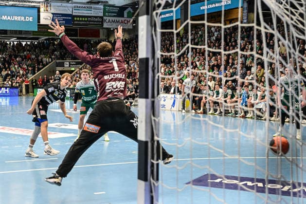 DAIKIN HBL Bundesliga Frisch Auf Göppingen HC Erlangen Göppingen, 29 03 2026 Andri Runarsson HC Erlangen, 4 successful on seven-meter penalty against Kristian Saeveras FRISCH AUF Göppingen, 12 Göppingen, 29 03 2026, 26 Matchday of the DAIKIN Handball Bundesliga, Frisch Auf Göppingen HC Erlangen EWS Arena, Göppingen Copyright: xBEAUTIFULxSPORTS Märklx