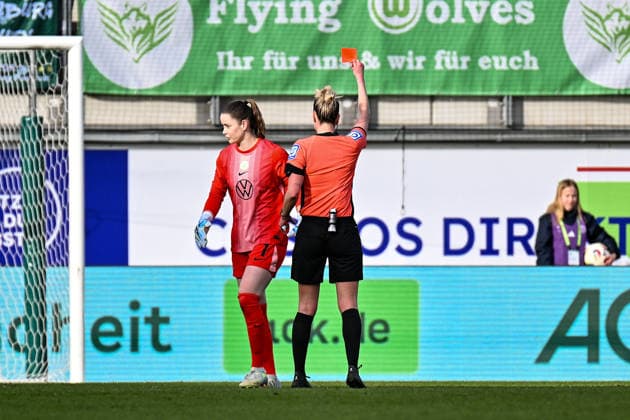 Soccer I Women I Season 2025 2026 I Bundesliga I 22 Matchday I VfL Wolfsburg 1 FC Union Berlin I 29 03 2026 Stina Johannes 1, VfL Wolfsburg sees the red card and has to leave the pitch Wolfsburg AOK Stadium Lower Saxony Germany Copyright: xLobeca InesxHähnelx