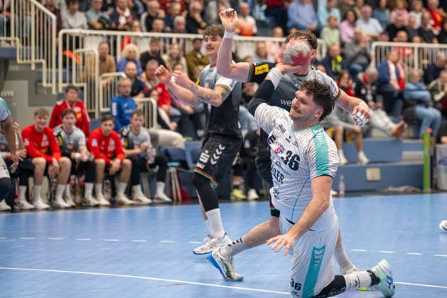 Duel between Jonathan Fischer SG BBM Bietigheim, 36 and Tom Wolf TuSEM Essen, 26 TuSEM Essen vs SG BBM Bietigheim, Handball, 2 HBL, 25 Matchday, Season 2025 2026, 29 03 2026 TuSEM Essen vs SG BBM Bietigheim, Handball, 2 HBL, 25 Matchday, Season 2025 2026, 29 03 2026 Essen Copyright: xEibner-Pressefoto ThomasxHaeslerx EP_THR