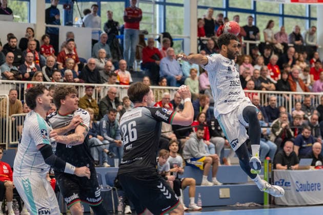 Djibril M Bengue SG BBM Bietigheim, 33 is pressed by Tom Wolf TuSEM Essen, 26 and has to stop TuSEM Essen vs SG BBM Bietigheim, Handball, 2 HBL, 25 Matchday, Season 2025 2026, 29 03 2026 TuSEM Essen vs SG BBM Bietigheim, Handball, 2 HBL, 25 Matchday, Season 2025 2026, 29 03 2026 Essen Copyright: xEibner-Pressefoto ThomasxHaeslerx EP_THR