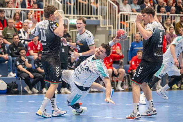 Jonathan Fischer SG BBM Bietigheim, 36 comes to throw against Finn Wolfram TuSEM Essen, 10 and Valentin Willner TuSEM Essen, 05 TuSEM Essen vs SG BBM Bietigheim, Handball, 2 HBL, 25 Matchday, Season 2025 2026, 29 03 2026 TuSEM Essen vs SG BBM Bietigheim, Handball, 2 HBL, 25 Matchday, Season 2025 2026, 29 03 2026 Essen Copyright: xEibner-Pressefoto ThomasxHaeslerx EP_THR