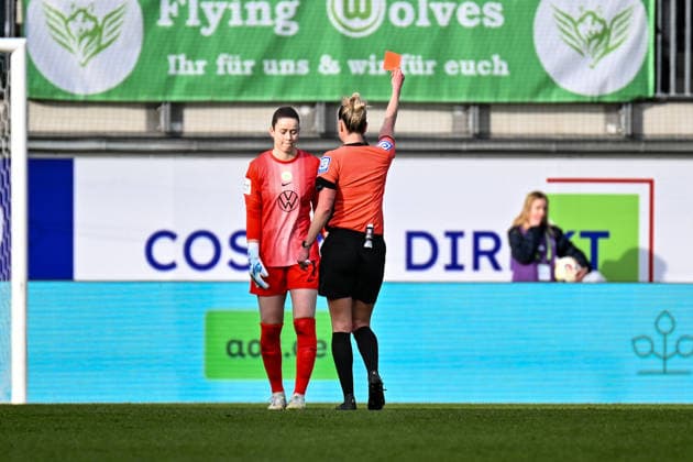 Soccer I Women I Season 2025 2026 I Bundesliga I 22 Matchday I VfL Wolfsburg 1 FC Union Berlin I 29 03 2026 Stina Johannes 1, VfL Wolfsburg sees the red card and has to leave the pitch Wolfsburg AOK Stadium Lower Saxony Germany Copyright: xLobeca InesxHähnelx