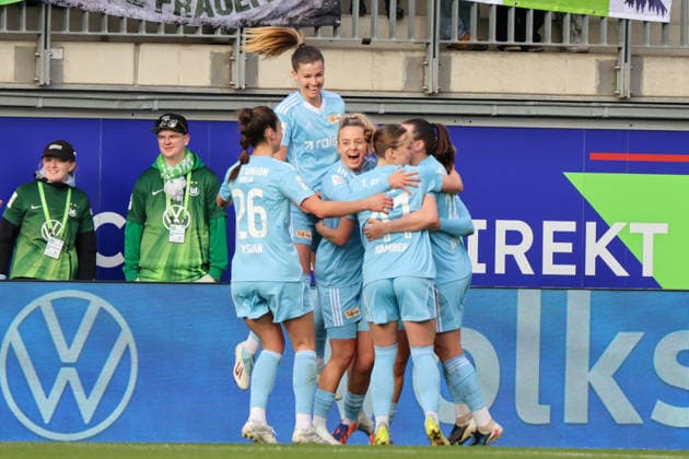 Wolfsburg, Germany 29 March 2026 1 Womens Bundesliga 22 Matchday VfL Wolfsburg vs Union Berlin In the picture goal scorer Tanja Pawollek Union Berlin , hidden in the picture scores the goal for 3 1 for Berlin and cheers with her teammates Copyright: HMBxMedia MadeleinexFantini