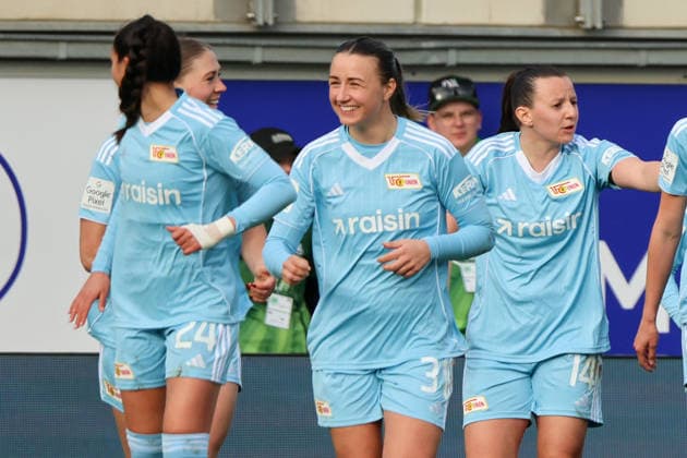 Wolfsburg, Germany 29 March 2026 1 Womens Bundesliga 22 Matchday VfL Wolfsburg vs Union Berlin In the picture from left the second goal scorer Tanja Pawollek Union Berlin scores the goal to make it 3 1 for Berlin and cheers with her teammates Copyright: HMBxMedia MadeleinexFantini