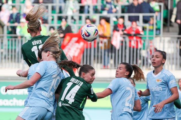 VfL vs Berlin, BL Women Wolfsburg, 29 03 2026, Football, Women, Google Pixel Bundesliga, Season 2025 2026, VfL Wolfsburg vs FC Union Berlin, Camilla Küver VfL Wolfsburg scores header goal to 2 3, Smilla Vallotto VfL Wolfsburg , Nele Bauereisen Union Berlin AOK Stadion Niedersachsen Germany