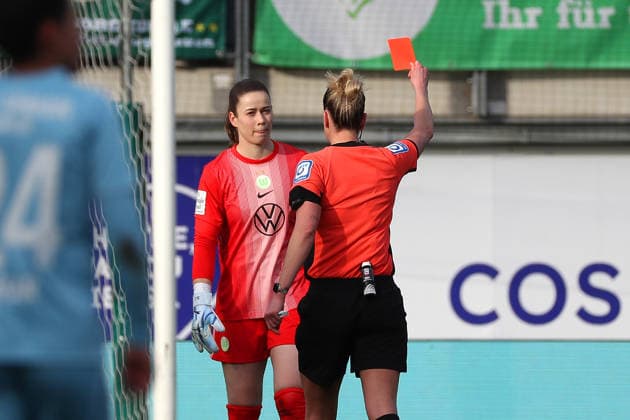 VfL vs Berlin, BL Women Wolfsburg, 29 03 2026, Football, Women, Google Pixel Bundesliga, Season 2025 2026, VfL Wolfsburg vs FC Union Berlin, Referee Anna Lena Heidenreich shows goalkeeper Stina Johannes VfL Wolfsburg the red card AOK Stadion Niedersachsen Germany
