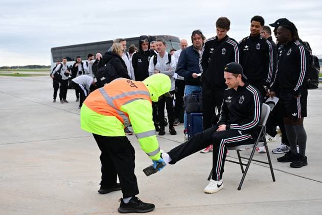 Belgium s Kevin De Bruyne pictured during a security check on the tarmac of Atlanta airport as Red Devils, the Belgian national soccer team, are traveling to Chicago, USA, for a second friendly game, on Sunday 29 March 2026. These games are preparation games of the 2026 World Cup. DIRKxWAEM  x169259179x