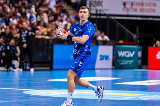 DAIKIN Handball Bundesliga TVB Stuttgart vs TBV Lemgo Lippe 29 03 2026 Stuttgart, GERMANY 29 March 2026 Simone Mengon TVB Stuttgart, 15 during the build-up during the match between TVB Stuttgart and TBV Lemgo Lippe on matchday 26 of the Daikin Handball Bundesliga at the Porsche Arena Copyright: xBEAUTIFULxSPORTS Steinx