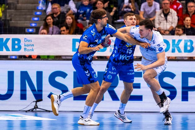 DAIKIN Handball Bundesliga TVB Stuttgart vs TBV Lemgo Lippe 29 03 2026 Stuttgart, GERMANY 29 March 2026 Antonio Serradilla TVB Stuttgart, 5 and Simone Mengon TVB Stuttgart, 15 defend against Jan Mudrow TBV Lemgo Lippe, 7 during the match between TVB Stuttgart and TBV Lemgo Lippe on matchday 26 of the Daikin Handball Bundesliga at the Porsche Arena Copyright: xBEAUTIFULxSPORTS Steinx