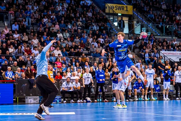 DAIKIN Handball Bundesliga TVB Stuttgart vs TBV Lemgo Lippe 29 03 2026 Stuttgart, GERMANY 29 March 2026 Jakob Nigg TVB Stuttgart, 57 on goal against Constantin Möstl TBV Lemgo Lippe, 1 during the match between TVB Stuttgart and TBV Lemgo Lippe on matchday 26 of the Daikin Handball Bundesliga at the Porsche Arena Copyright: xBEAUTIFULxSPORTS Steinx
