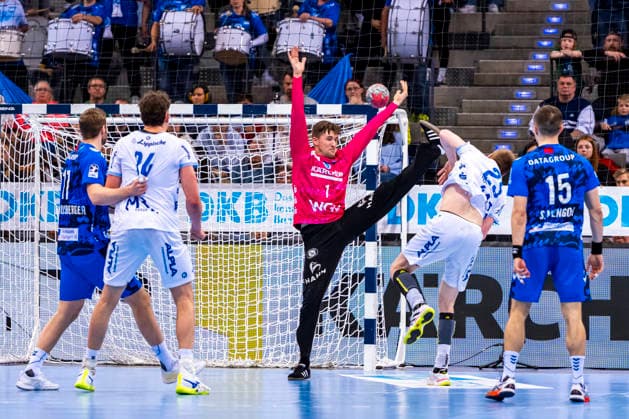 DAIKIN Handball Bundesliga TVB Stuttgart vs TBV Lemgo Lippe 29 03 2026 Stuttgart, GERMANY 29 March 2026 Nils Gerades Versteijnen TBV Lemgo Lippe, 25 scores against Mateusz Kornecki TVB Stuttgart, 1 during the match between TVB Stuttgart and TBV Lemgo Lippe on matchday 26 of the Daikin Handball Bundesliga at the Porsche Arena Copyright: xBEAUTIFULxSPORTS Steinx