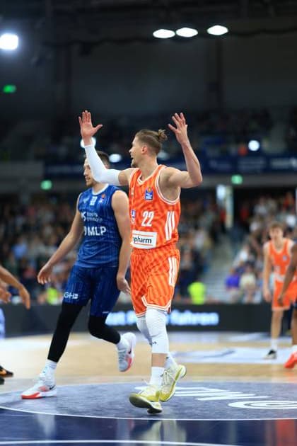 Scene with 22 MLP Academics Heidelberg and Bryce Brown 2 Ratiopharm Ulm in action Game action with 22 MLP Academics Heidelberg and Bryce Brown 2 Ratiopharm Ulm Copyright: xspeedshotx