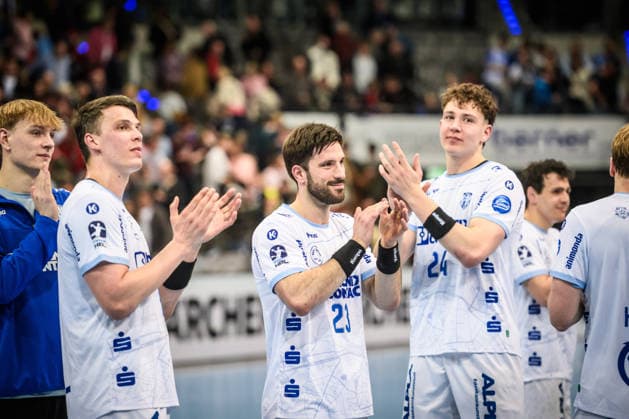 Tim Suton TBV Lemgo Lippe, 23 , center and team are happy about the draw after catching up against TVB Stuttgart GER, TVB Stuttgart TBV Lemgo Lippe, DAIKIN HBL, Handball, Bundesliga, Matchday 26, Season 2025 2026, 29 03 2026 GER, TVB Stuttgart TBV Lemgo Lippe, DAIKIN HBL, Handball, Bundesliga, Matchday 26, Season 2025 2026, 29 03 2026 Stuttgart Copyright: xSandyxDinkelackerx EP_SDR