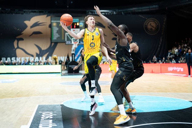 Alex OConnell Nr 3 Alba Berlin vs Oluwasimisola Shittu Nr 45 Basketball Loewen Braunschweig GER, Basketball Loewen Braunschweig vs Alba Berlin, Basketball, easyCredit BBL, Week 26, Season 2025 26, 29 03 2026 GER, Basketball Loewen Braunschweig vs Alba Berlin, Basketball, easyCredit BBL, Week 26, Season 2025 26, 29 03 2026 Braunschweig Copyright: xEibner-Pressefoto DanielxREINELTx EP_DRT