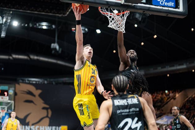 Justin Bean Nr 34 Alba Berlin vs Oluwasimisola Shittu Nr 45 Basketball Loewen Braunschweig GER, Basketball Loewen Braunschweig vs Alba Berlin, Basketball, easyCredit BBL, Week 26, Season 2025 26, 29 03 2026 GER, Basketball Loewen Braunschweig vs Alba Berlin, Basketball, easyCredit BBL, Week 26, Season 2025 26, 29 03 2026 Braunschweig Copyright: xEibner-Pressefoto DanielxREINELTx EP_DRT