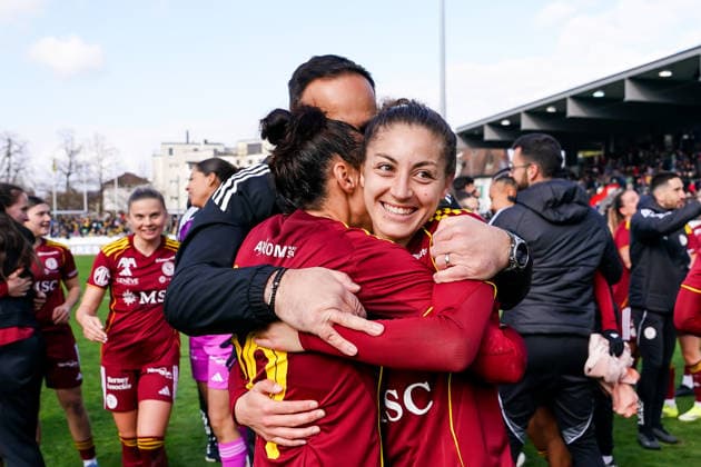 Switzerland AXA Womens Cup Final 2025 26, BSC YB Women vs Servette FC Chenois Feminin Schützenwiese, Winterthur Players and staff members of Servette celebrate their victory of the Cup Final, celebration Copyright: xDanielaxPorcellix